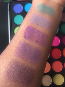 morphe-brushes-35b-eyeshadow-swatch-donkere-huid-dark-skin-paars-purple-plum