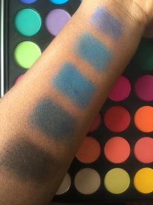 morphe-brushes-35b-eyeshadow-swatch-donkere-huid-dark-skin-blauw-blue